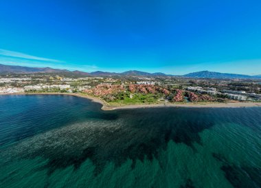 Estepona, Endülüs sahilindeki Guadalmansa plajı manzarası