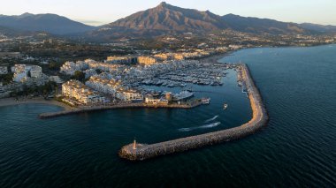 İspanya 'nın Marbella şehrinde güzel bir günbatımında Banus limanının hava manzarası.