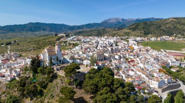 Sierra de las Nieves Ulusal Parkı 'ndaki Alozaina köyünün hava manzarası, Endülüs