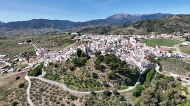 Sierra de las Nieves Ulusal Parkı 'ndaki Alozaina köyünün hava manzarası, Endülüs