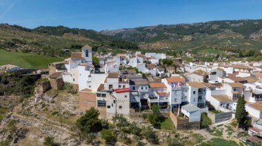 Ulusal park Sierra de las Nieves, Endülüs 'teki El Burgo şehrinin hava manzarası