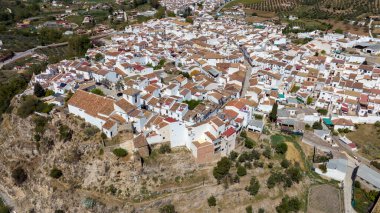 Ulusal park Sierra de las Nieves, Endülüs 'teki El Burgo şehrinin hava manzarası