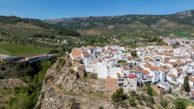 Ulusal park Sierra de las Nieves, Endülüs 'teki El Burgo şehrinin hava manzarası