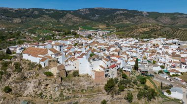 Ulusal park Sierra de las Nieves, Endülüs 'teki El Burgo şehrinin hava manzarası