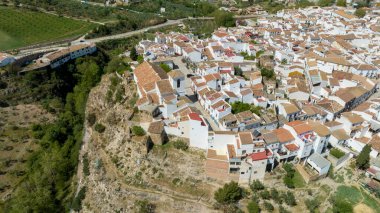 Ulusal park Sierra de las Nieves, Endülüs 'teki El Burgo şehrinin hava manzarası