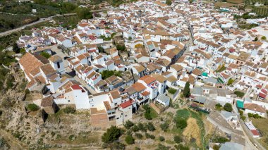 Ulusal park Sierra de las Nieves, Endülüs 'teki El Burgo şehrinin hava manzarası