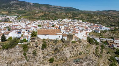 Ulusal park Sierra de las Nieves, Endülüs 'teki El Burgo şehrinin hava manzarası