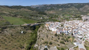 Ulusal park Sierra de las Nieves, Endülüs 'teki El Burgo şehrinin hava manzarası
