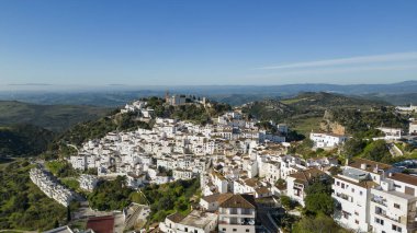 İspanya 'nın Malaga eyaletindeki güzel beyaz Casares köyünün manzarası.