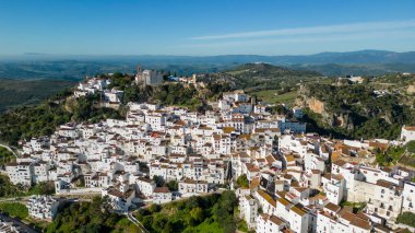 İspanya 'nın Malaga eyaletindeki güzel beyaz Casares köyünün manzarası.