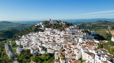 İspanya 'nın Malaga eyaletindeki güzel beyaz Casares köyünün manzarası.