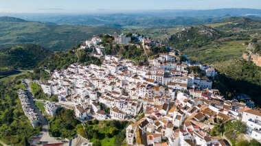 İspanya 'nın Malaga eyaletindeki güzel beyaz Casares köyünün manzarası.