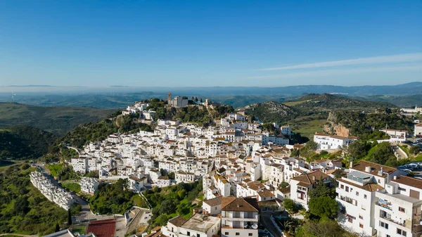 İspanya 'nın Malaga eyaletindeki güzel beyaz Casares köyünün manzarası.