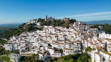 İspanya 'nın Malaga eyaletindeki güzel beyaz Casares köyünün manzarası.