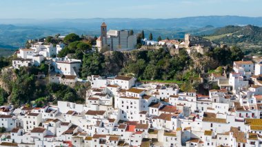 İspanya 'nın Malaga eyaletindeki güzel beyaz Casares köyünün manzarası.