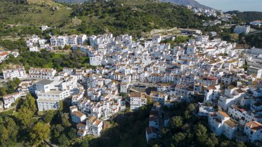 İspanya 'nın Malaga eyaletindeki güzel beyaz Casares köyünün manzarası.