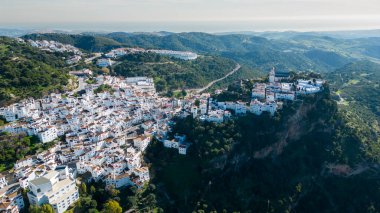 İspanya 'nın Malaga eyaletindeki güzel beyaz Casares köyünün manzarası.