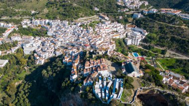 İspanya 'nın Malaga eyaletindeki güzel beyaz Casares köyünün manzarası.