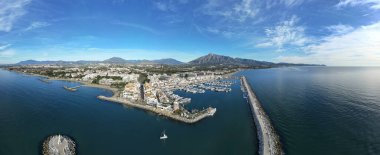 Marbella, Endülüs sahillerinde güzel mavi bir günde Banus Limanı manzarası