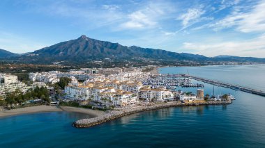 Marbella, Endülüs sahillerinde güzel mavi bir günde Banus Limanı manzarası