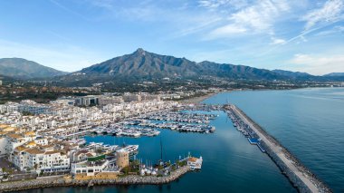 Marbella, Endülüs sahillerinde güzel mavi bir günde Banus Limanı manzarası