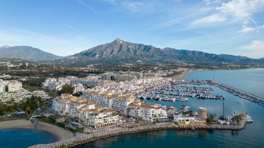 Marbella, Endülüs sahillerinde güzel mavi bir günde Banus Limanı manzarası