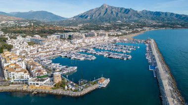 Marbella, Endülüs sahillerinde güzel mavi bir günde Banus Limanı manzarası