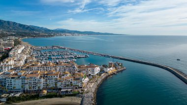 Marbella, Endülüs sahillerinde güzel mavi bir günde Banus Limanı manzarası