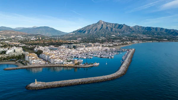 Marbella, Endülüs sahillerinde güzel mavi bir günde Banus Limanı manzarası