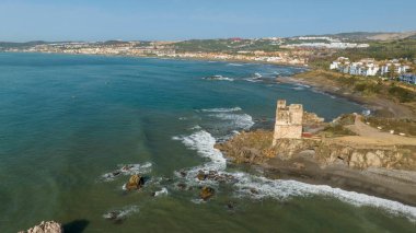 Endülüs 'ün Casares belediyesindeki kumsaldaki tuz kulesinin manzarası