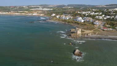 Endülüs 'ün Casares belediyesindeki kumsaldaki tuz kulesinin manzarası