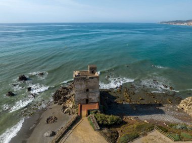 Endülüs 'ün Casares belediyesindeki kumsaldaki tuz kulesinin manzarası