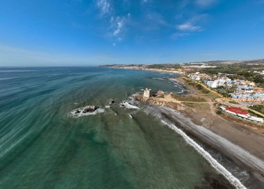 Endülüs 'ün Casares belediyesindeki kumsaldaki tuz kulesinin manzarası