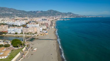 Endülüs 'teki Fuengirola, Malaga sahilindeki El Ejido plajının havadan görüntüsü.
