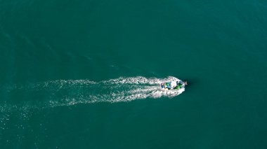 Akdeniz kıyısında küçük bir balıkçı teknesi