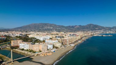 Endülüs 'teki Fuengirola, Malaga sahilindeki El Ejido plajının havadan görüntüsü.