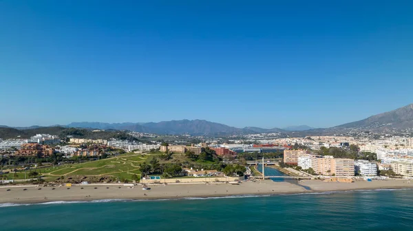 Endülüs 'teki Fuengirola, Malaga sahilindeki El Ejido plajının havadan görüntüsü.