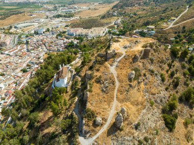 İspanya 'nın Malaga eyaletindeki Cartama belediyesindeki eski şatonun kalıntılarının görüntüsü