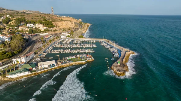 İspanya 'nın Malaga kentindeki El Candado limanının manzarası