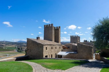 İspanya 'nın Navarre bölgesindeki Artajona' nın duvarının manzarası
