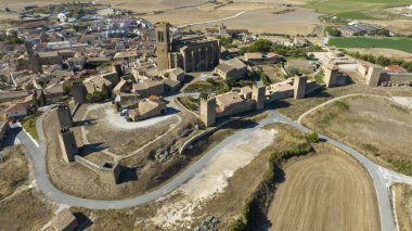 İspanya 'nın Navarre bölgesindeki güzel Artajona çitlerinin manzarası