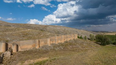 İspanya 'nın Soria eyaletindeki Berlanga de Duero şatosunun güzel manzarası