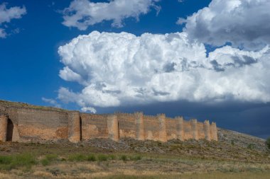 İspanya 'nın Soria eyaletindeki Berlanga de Duero şatosunun güzel manzarası