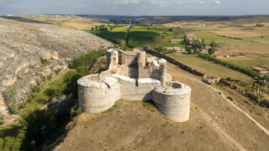 İspanya 'nın Soria eyaletindeki Berlanga de Duero şatosunun güzel manzarası