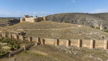 İspanya 'nın Soria eyaletindeki Berlanga de Duero şatosunun güzel manzarası