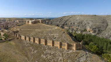 İspanya 'nın Soria eyaletindeki Berlanga de Duero şatosunun güzel manzarası