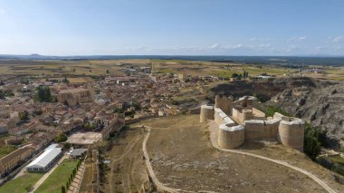 İspanya 'nın Soria eyaletindeki Berlanga de Duero şatosunun güzel manzarası