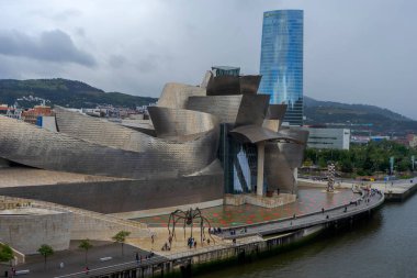 İspanya 'nın Bilbao kentindeki yenilikçi Guggenheim Müzesi' nin dış görünüşü.