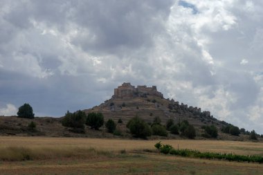 İspanya 'nın Soria ilindeki Gormaz halife kalesinin manzarası