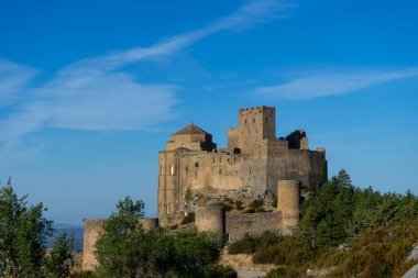 İspanya 'nın Huesca eyaletindeki güzel Manastır Şatosu manzarası.